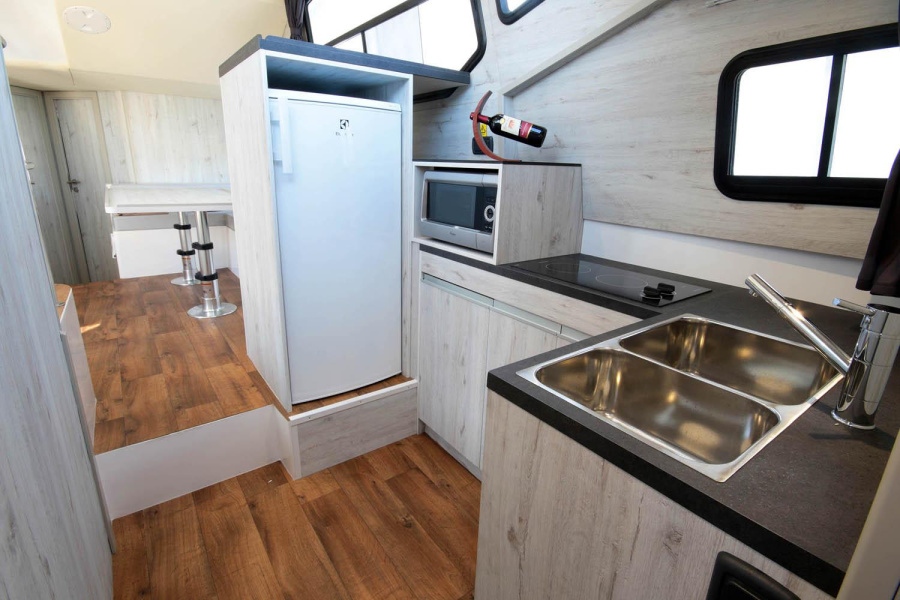 Photo #9 - HouseboatMinuetto8 Electric (10) in Casier - 414