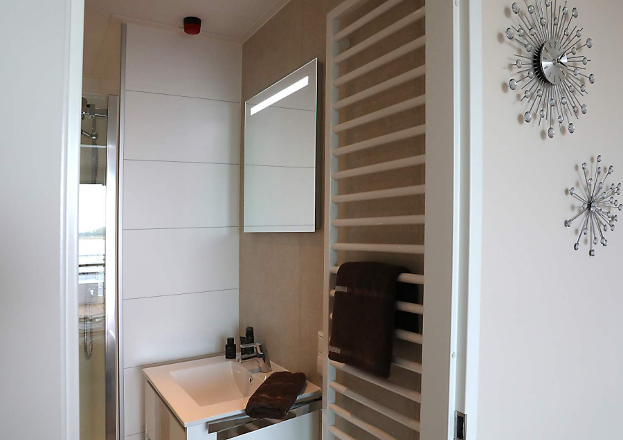 Photo #11 - FLOATING85-2 (Hausboot Bernstein Suite) in Ribnitz - 1915