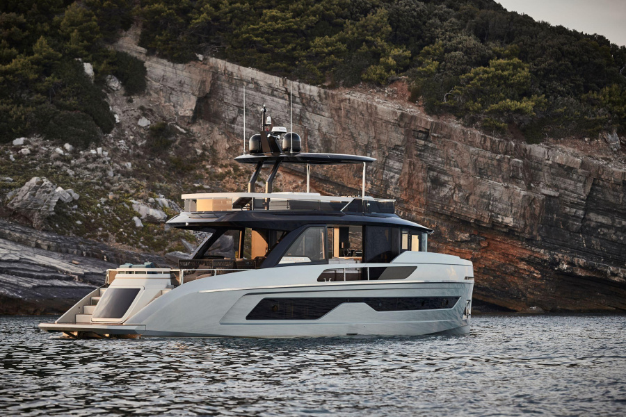 Photo #1 - Explorer Fly 62 (Blue Moon) in Marina Kastela - 3029