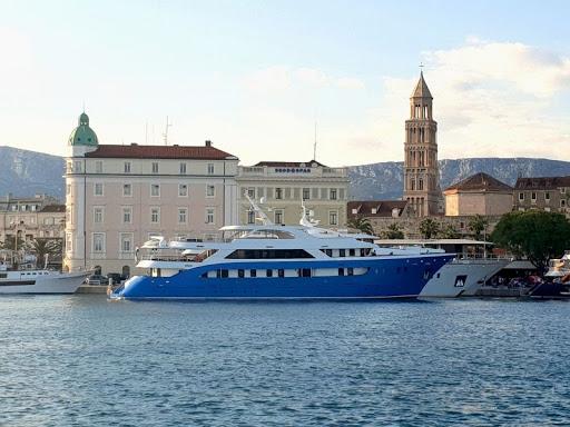 Photo #1 - custom (Luxury Charter Yacht San Aantonio) en  - 3064