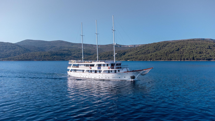 Photo #1 - Cruising ship (Almissa) in Port of - 3323