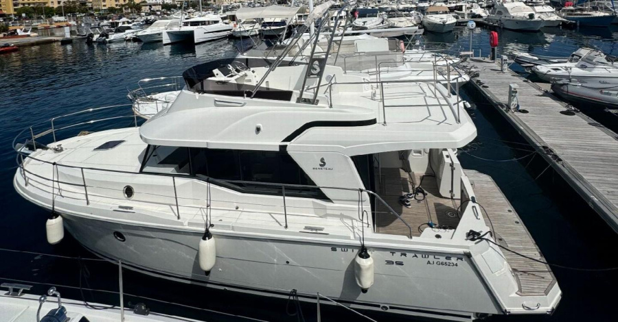 Photo #1 - BENETEAU SWIFT TRAWLER 35 (Lui Di Ju) in Port de l'Amirauté - 3523