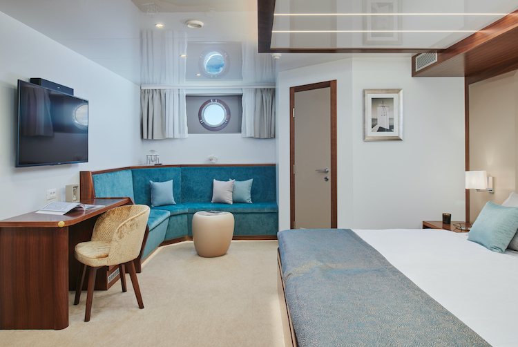 Photo #33 - Small cruise ship (Corsario) in Split - 2931