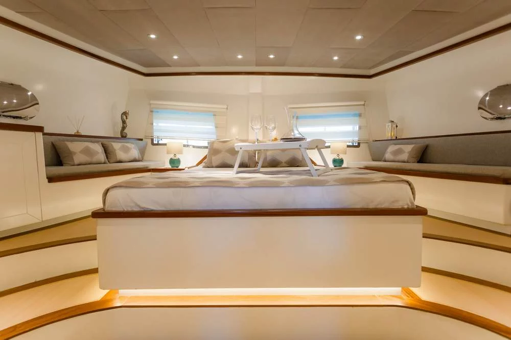 Motor Sailor (Grand Sailor)  - 12