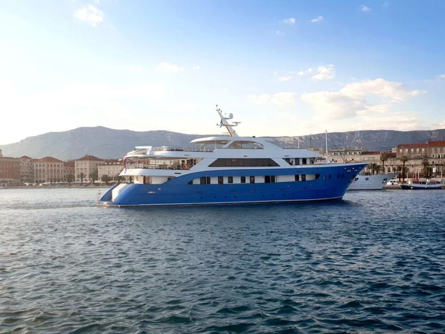 custom (Luxury Charter Yacht San Aantonio)  - 6