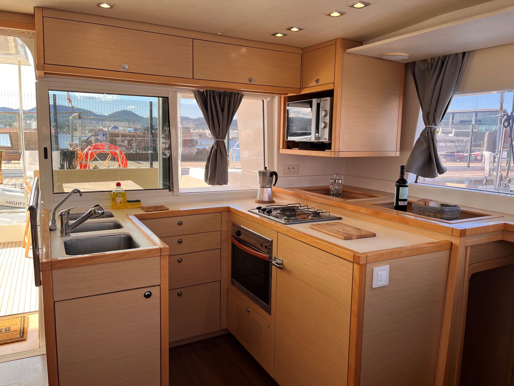 Photo #2 - Lagoon 450 (Sin Rumbo) in Sant Antoni de Portmany - 3258