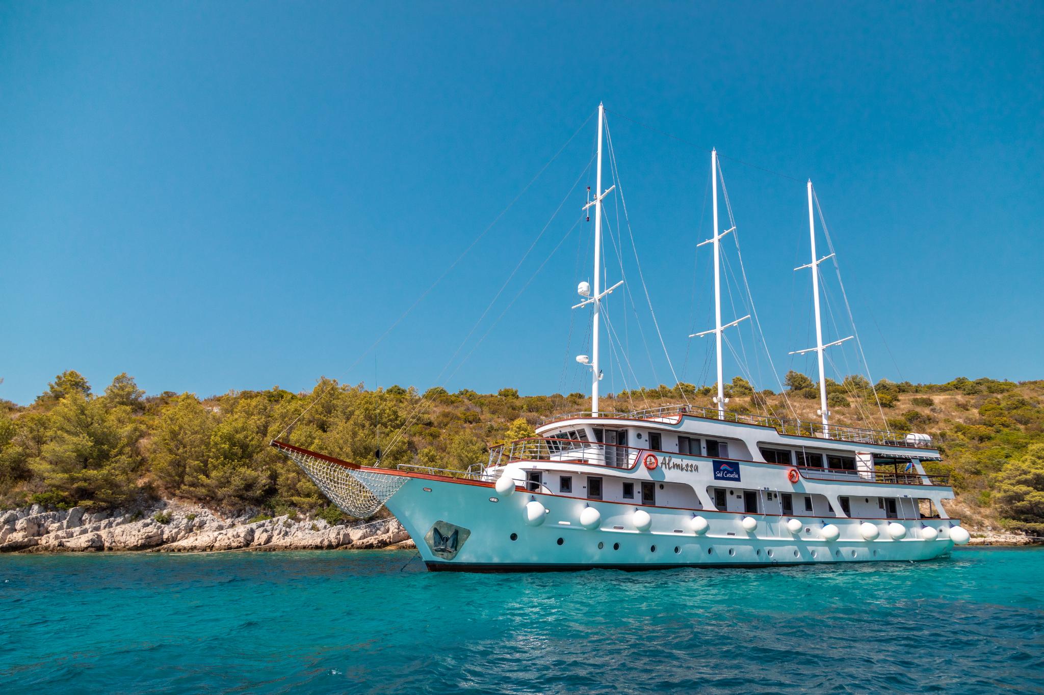 Photo #17 - Cruising ship (Almissa) in Split - 3323