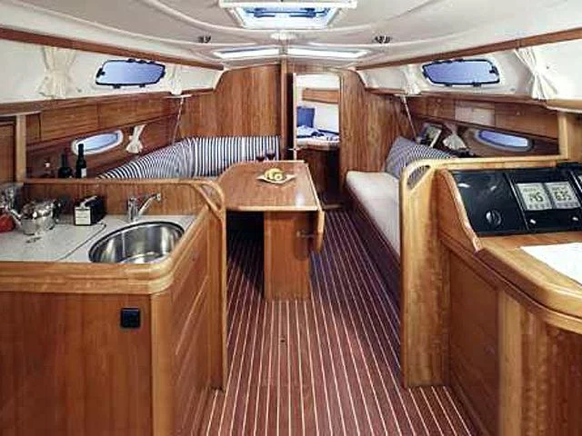 Bavaria 33 Cruiser (CATHERINE) Interior image - 3
