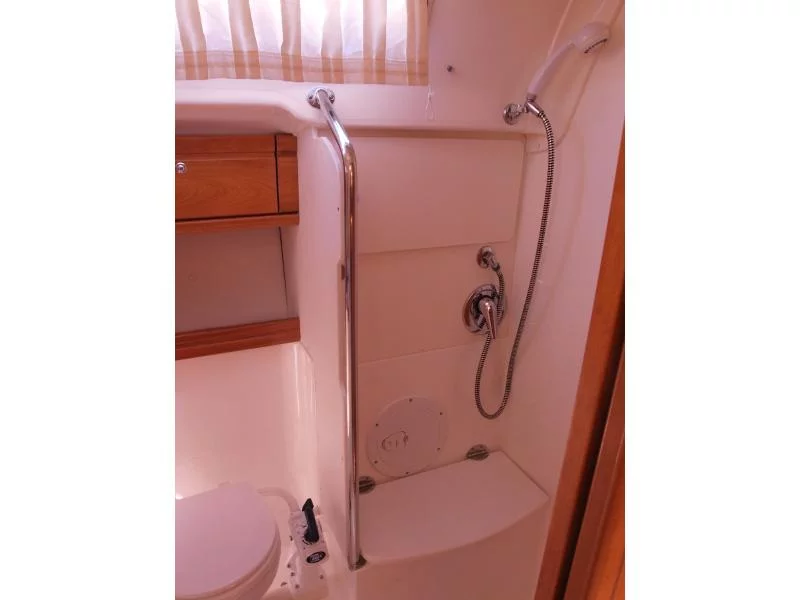 Bavaria 42 (Sea King) bathroom - 5
