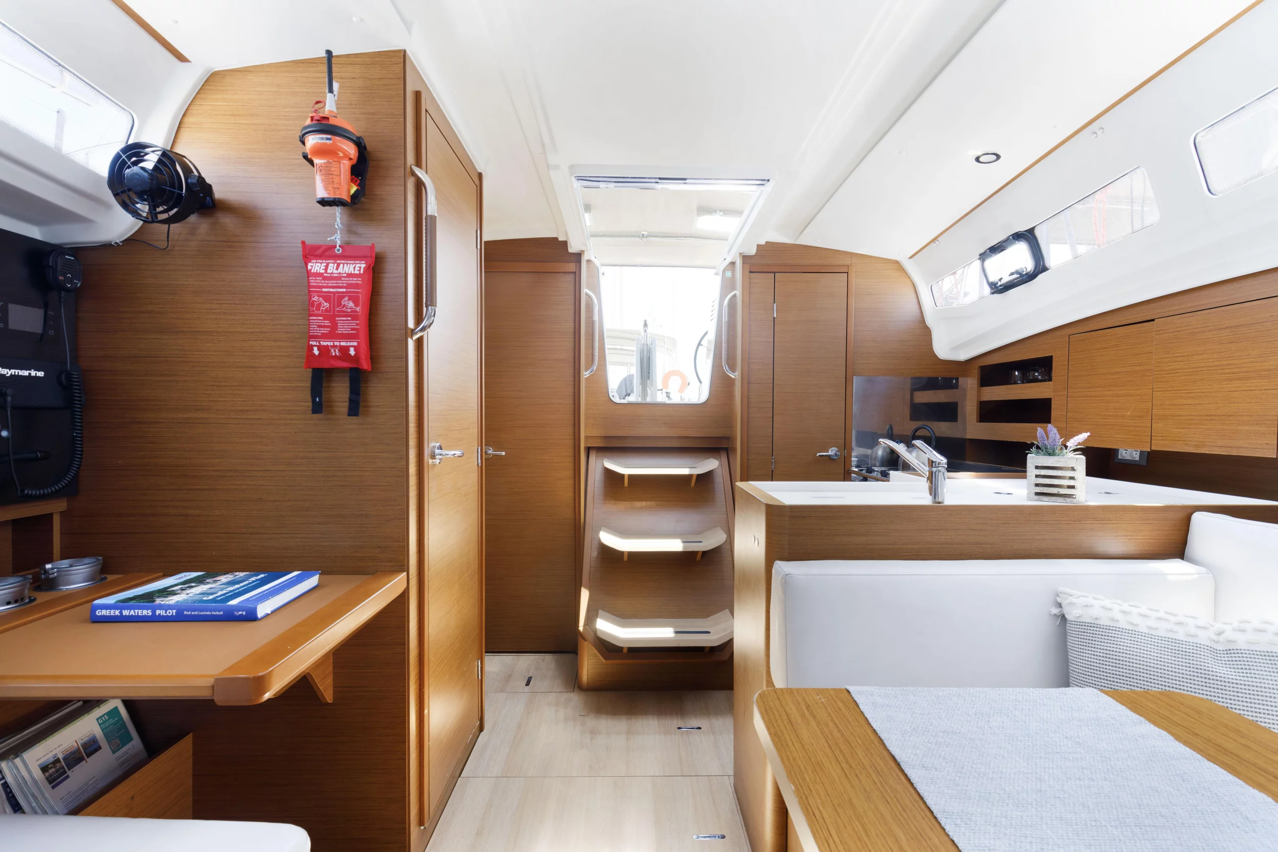 Sun Odyssey 380 (Albion)  - 11