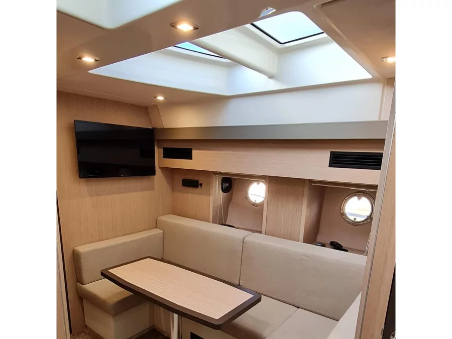 Cranchi M44 HT (Hakuna Matata) Interior image - 16