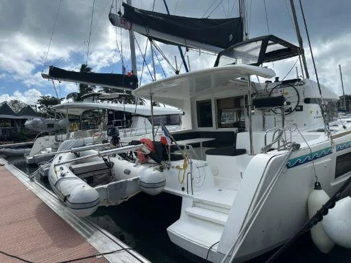 Lagoon 40 (Unique) Exterior Image - 2