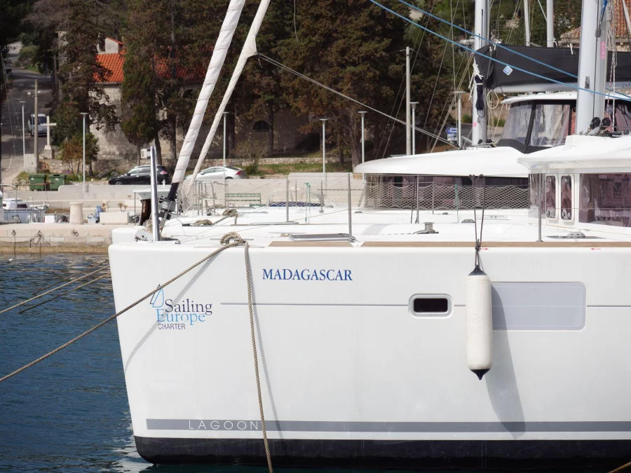 Lagoon 450 (MADAGASCAR) Exterior (photo taken 2019) - 13