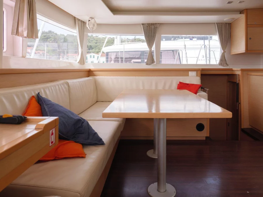 Lagoon 450 (MADAGASCAR) Interior - saloon (photo taken 2019) - 17