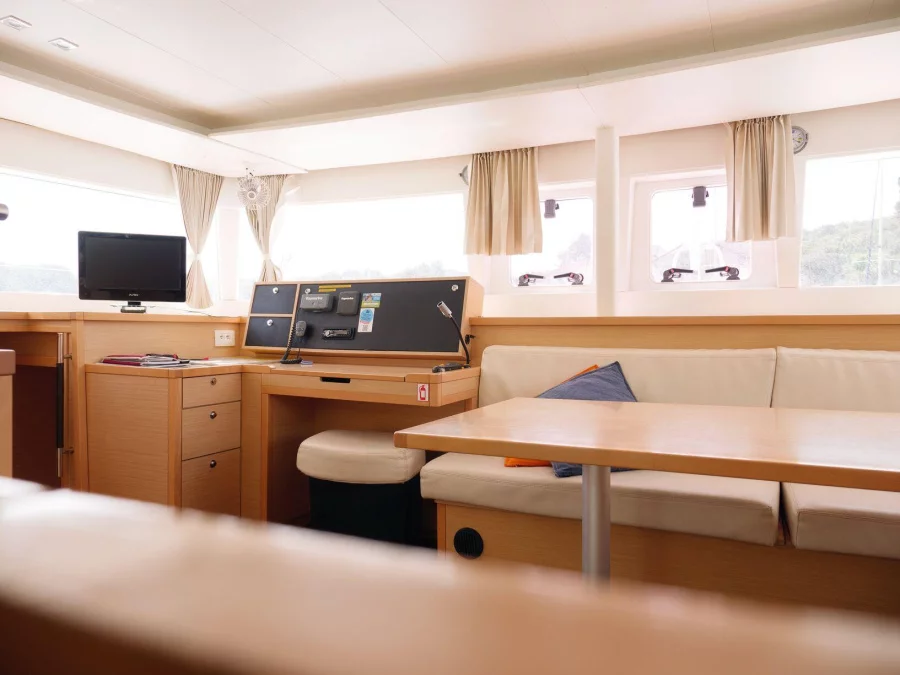 Lagoon 450 (MADAGASCAR) Interior - saloon (photo taken 2019) - 12