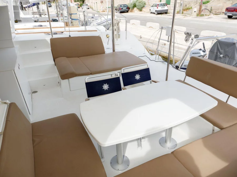 Lagoon 450 (MADAGASCAR) Exterior - deck (photo taken 2019) - 6