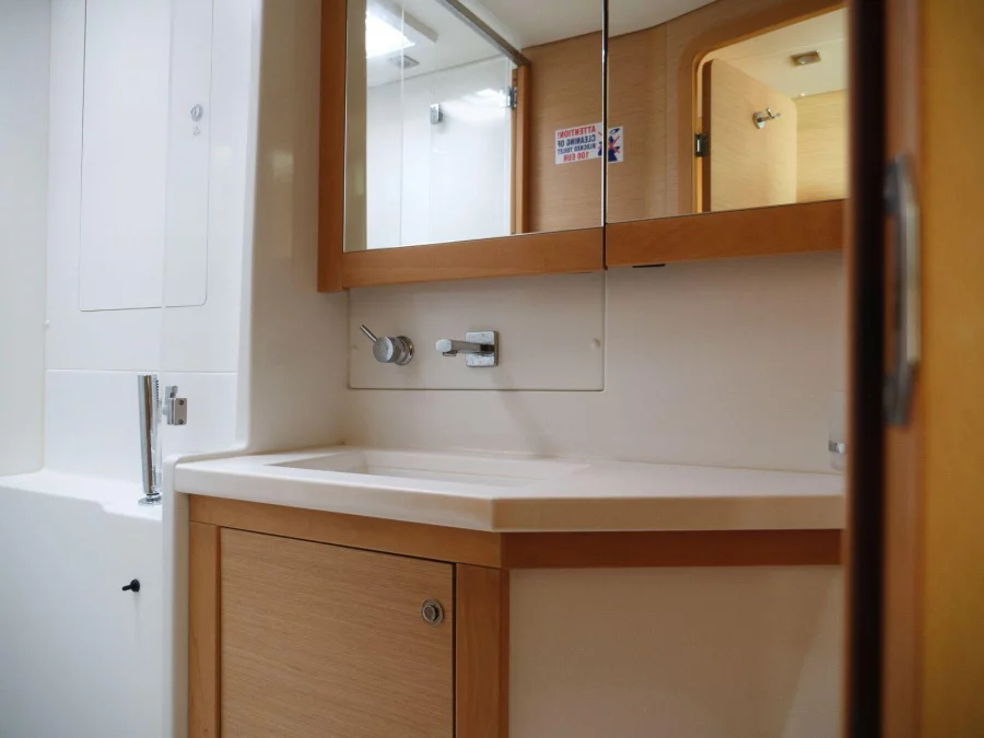 Lagoon 450 (MADAGASCAR) Interior - shower (photo taken 2019) - 9