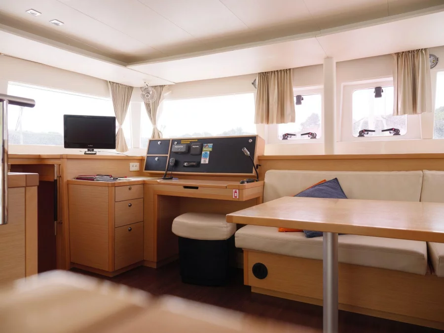 Lagoon 450 (MADAGASCAR) Interior - saloon (photo taken 2019) - 4