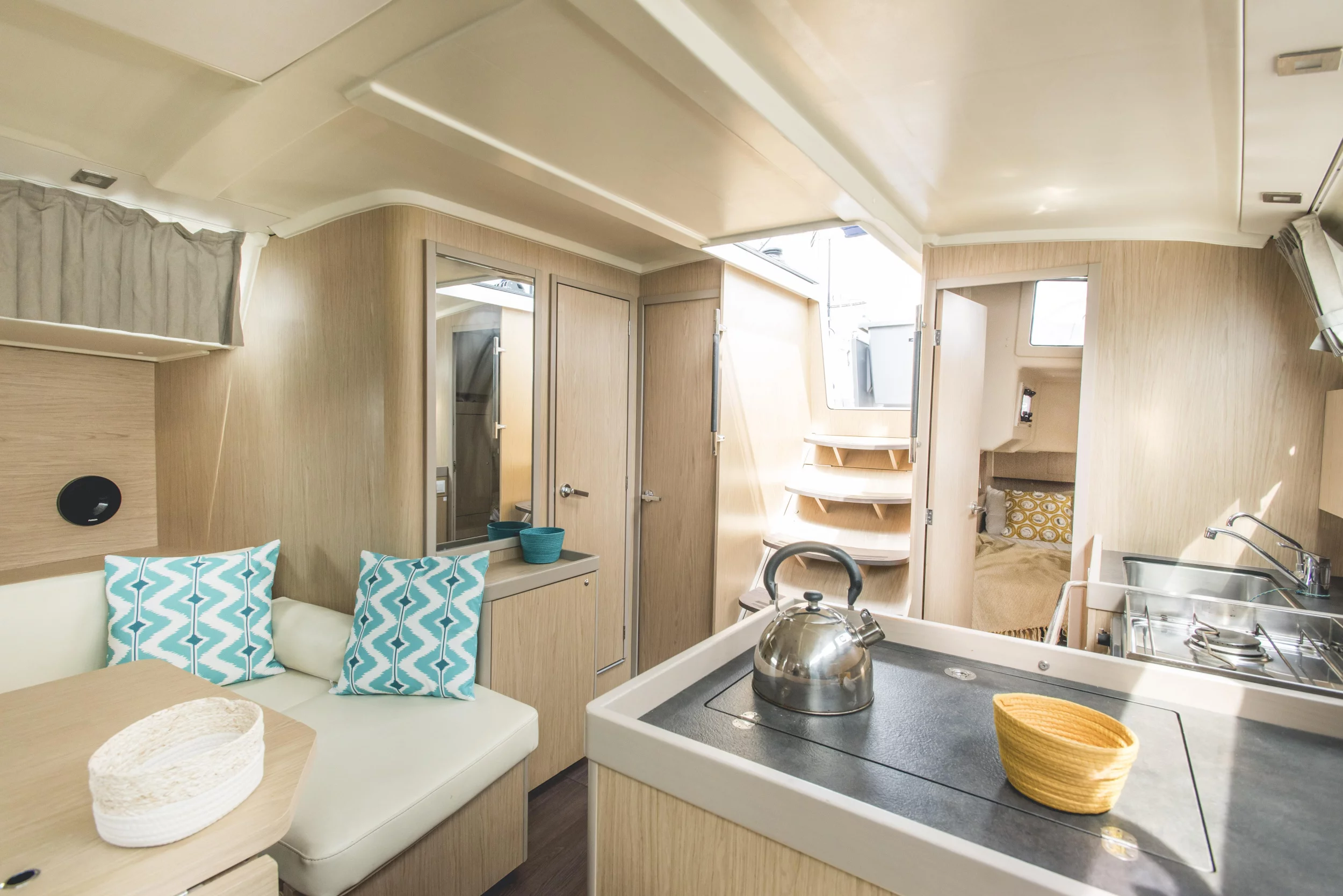 Oceanis 41.1 (Hydros - Standard line) dinette - 3