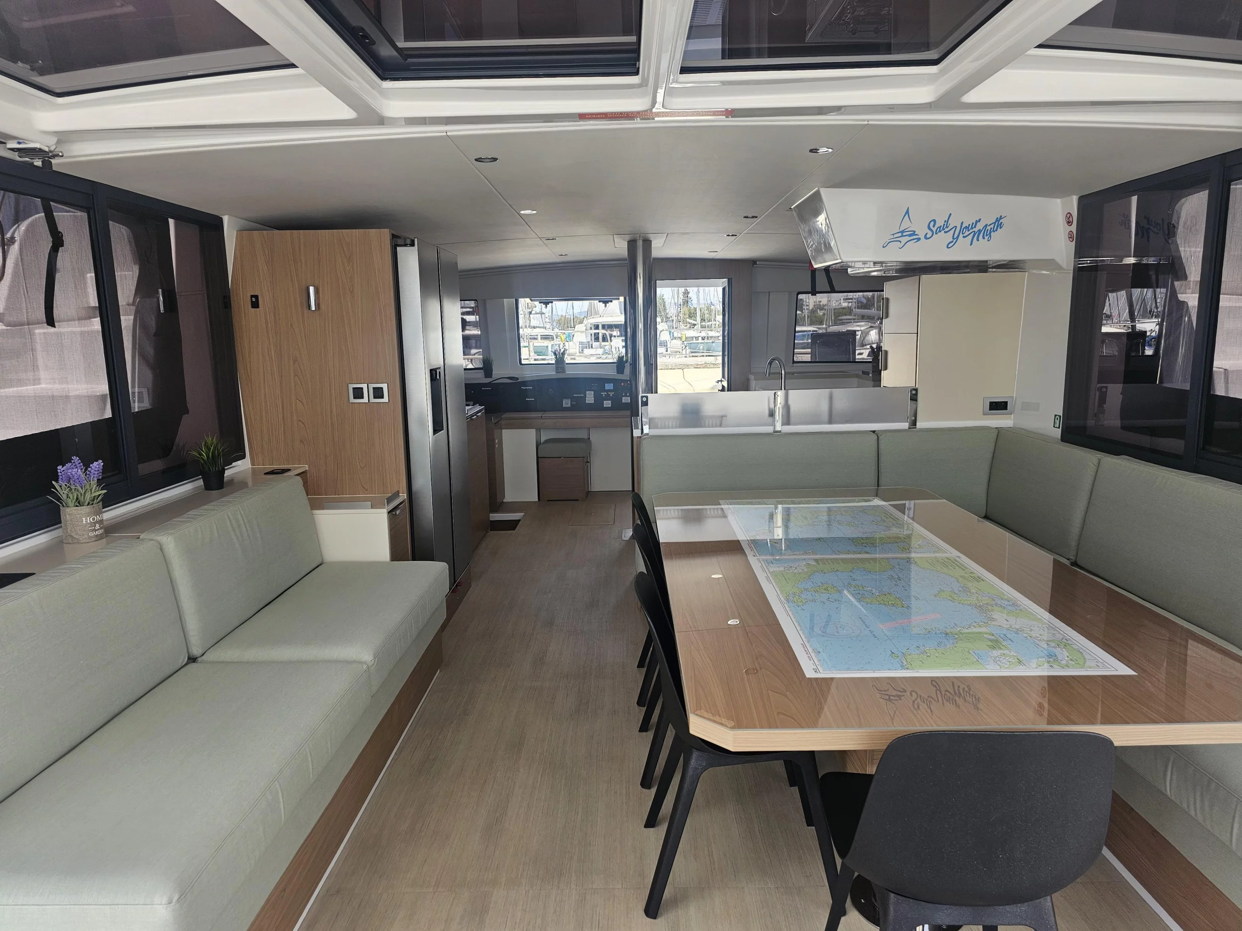 Bali 4.8 (6+1 cab) (Destiny) Interior image - 10