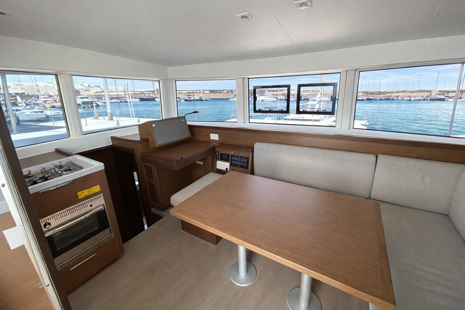 Lagoon 40 — photo 3