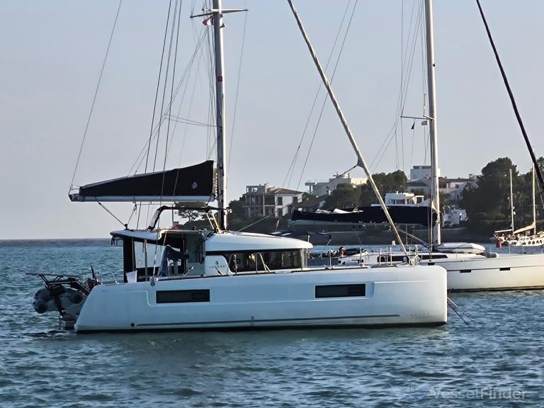 Lagoon 40 — photo 1