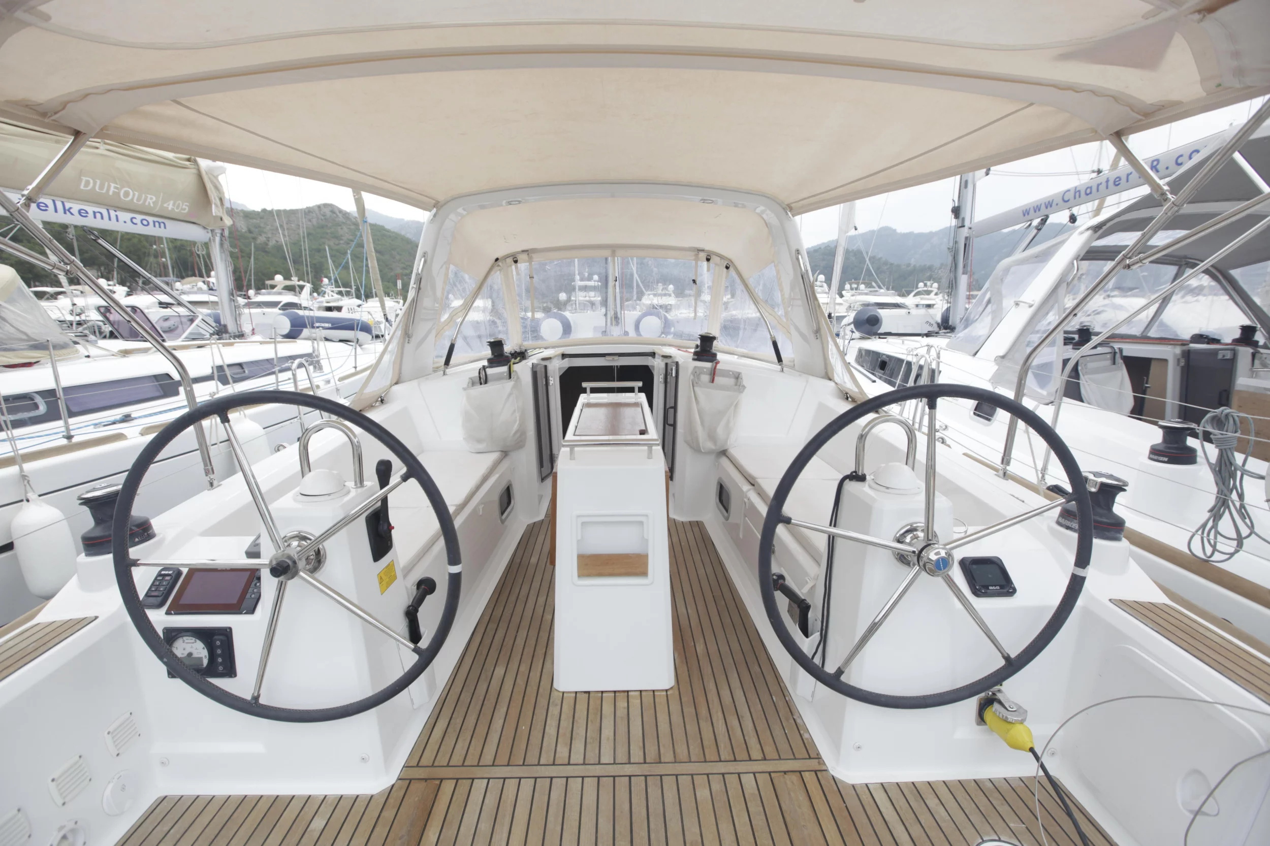 Oceanis 35 (Minta) Cockpit - 4