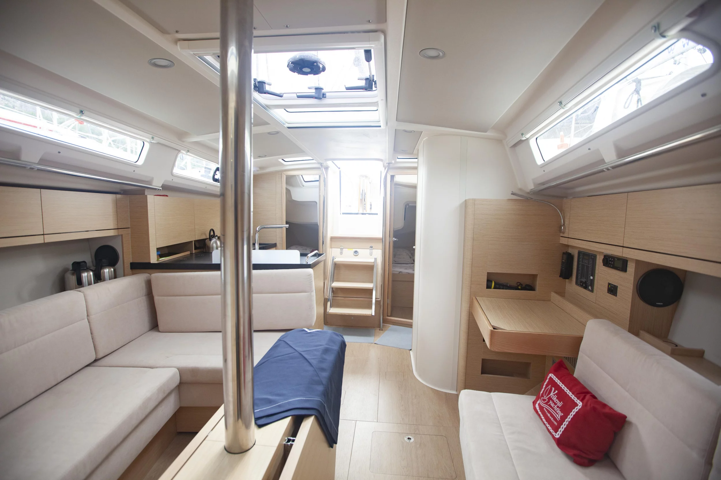 Hanse 388 (Atlas) Saloon - 5