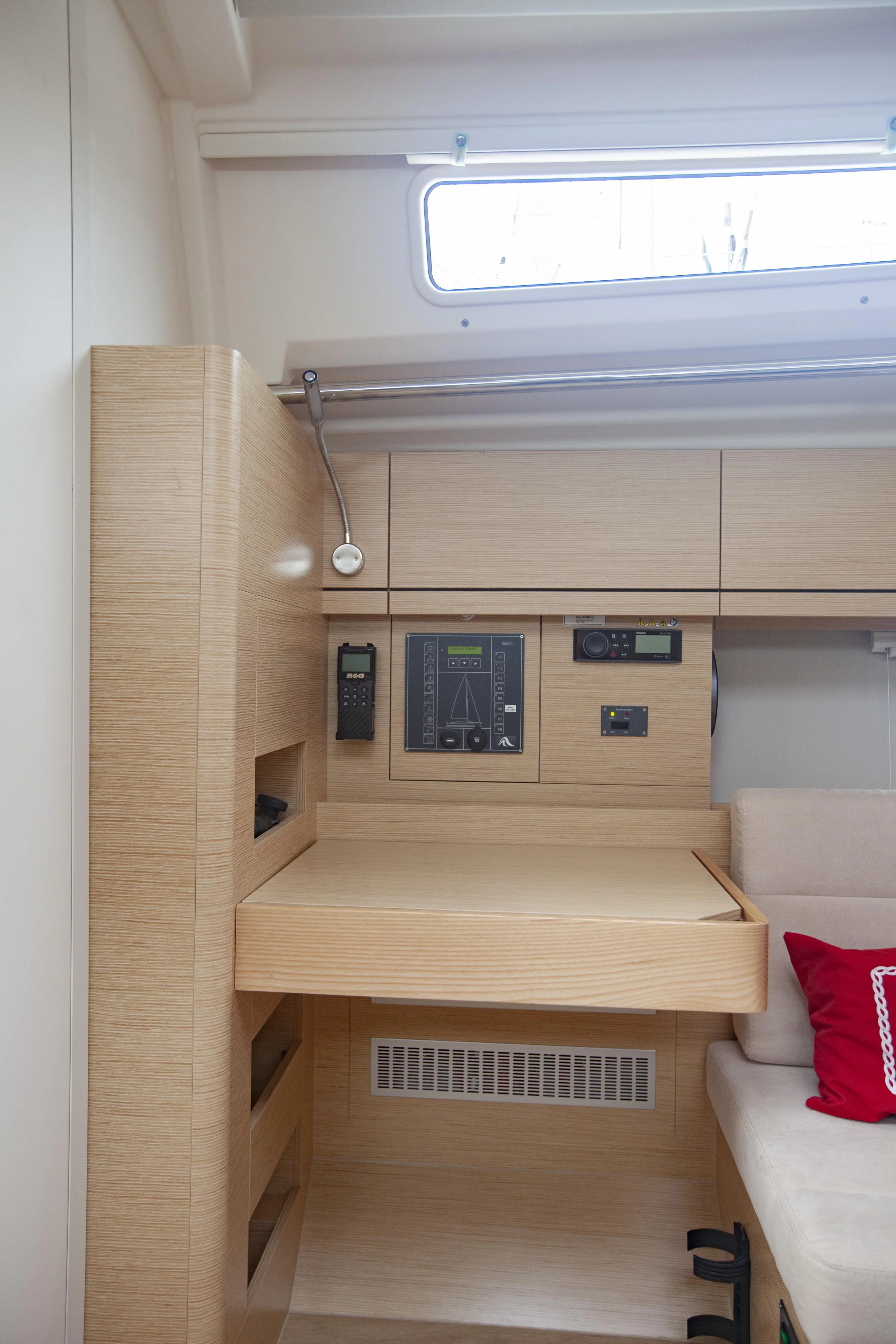 Hanse 388 (Atlas) Chat Table - 14