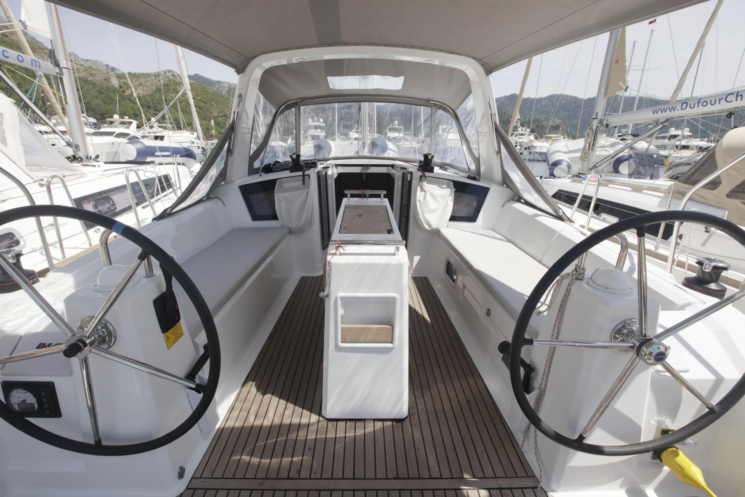Oceanis 38.1 (Missy) Cockpit - 4