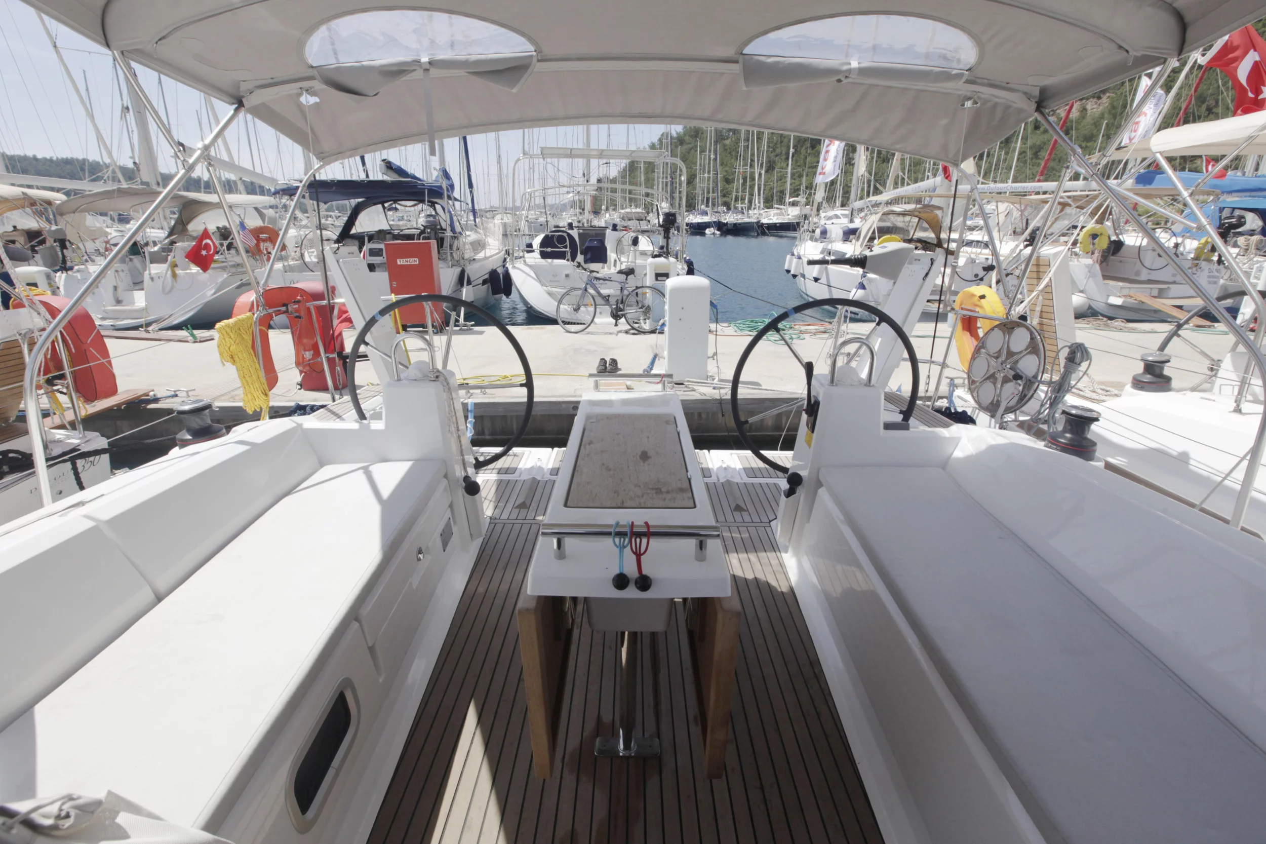 Oceanis 38.1 (Missy) Cockpit - 13