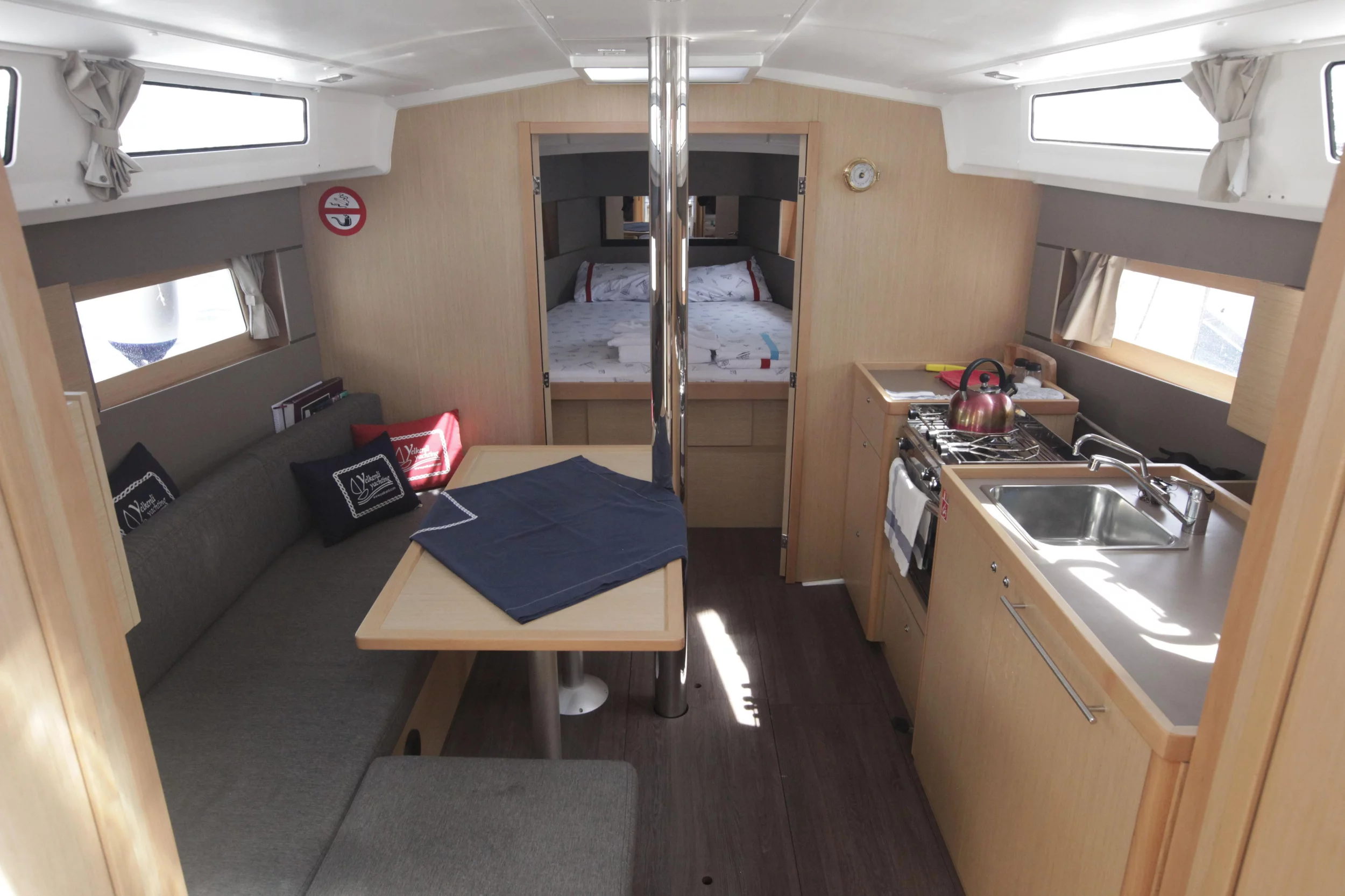 Oceanis 38.1 (Missy) Saloon - 3