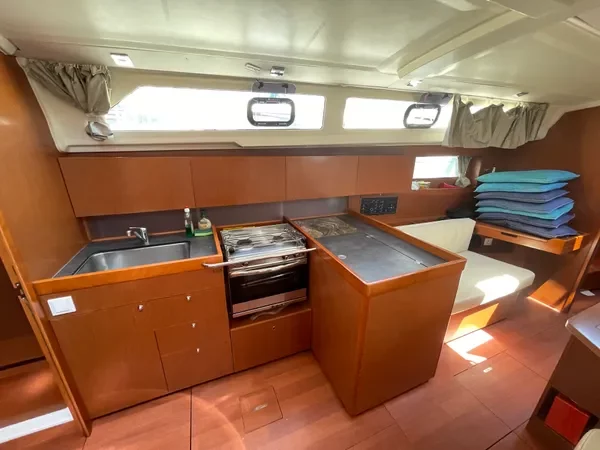 Oceanis 41.1 (Black Lion)  - 11