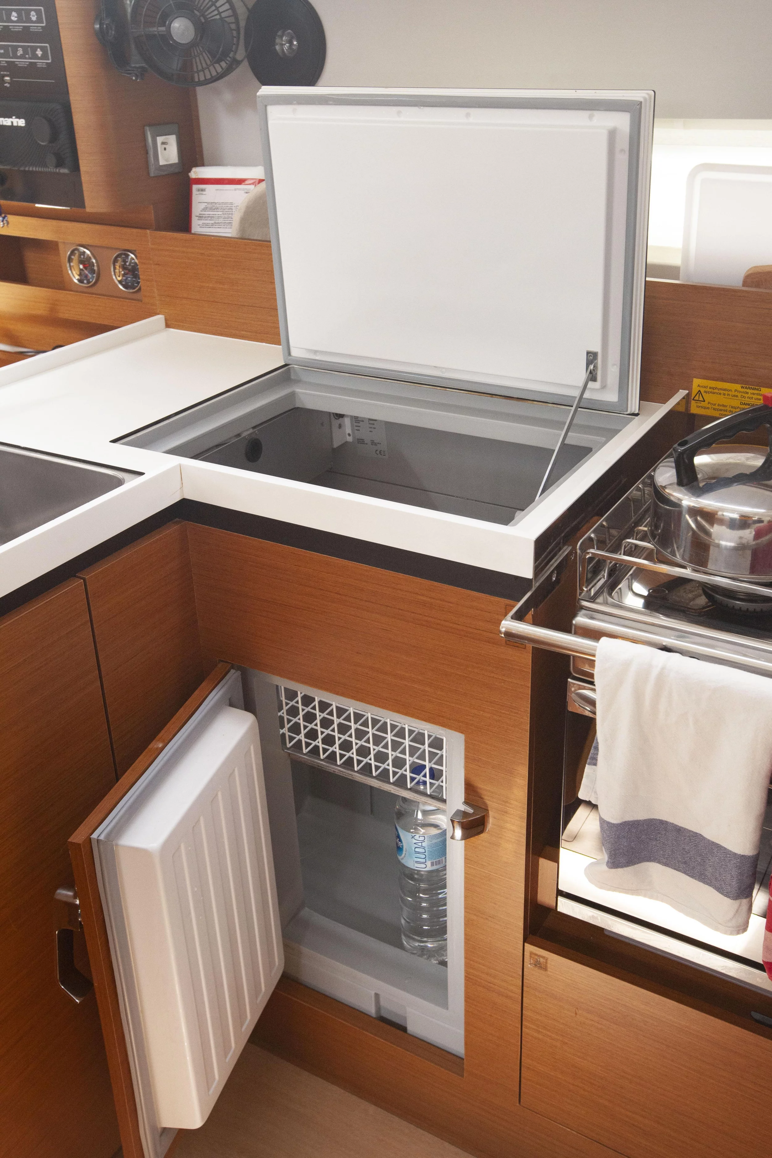 Sun Odyssey 410 (Sea Breeze) Fridge - 13