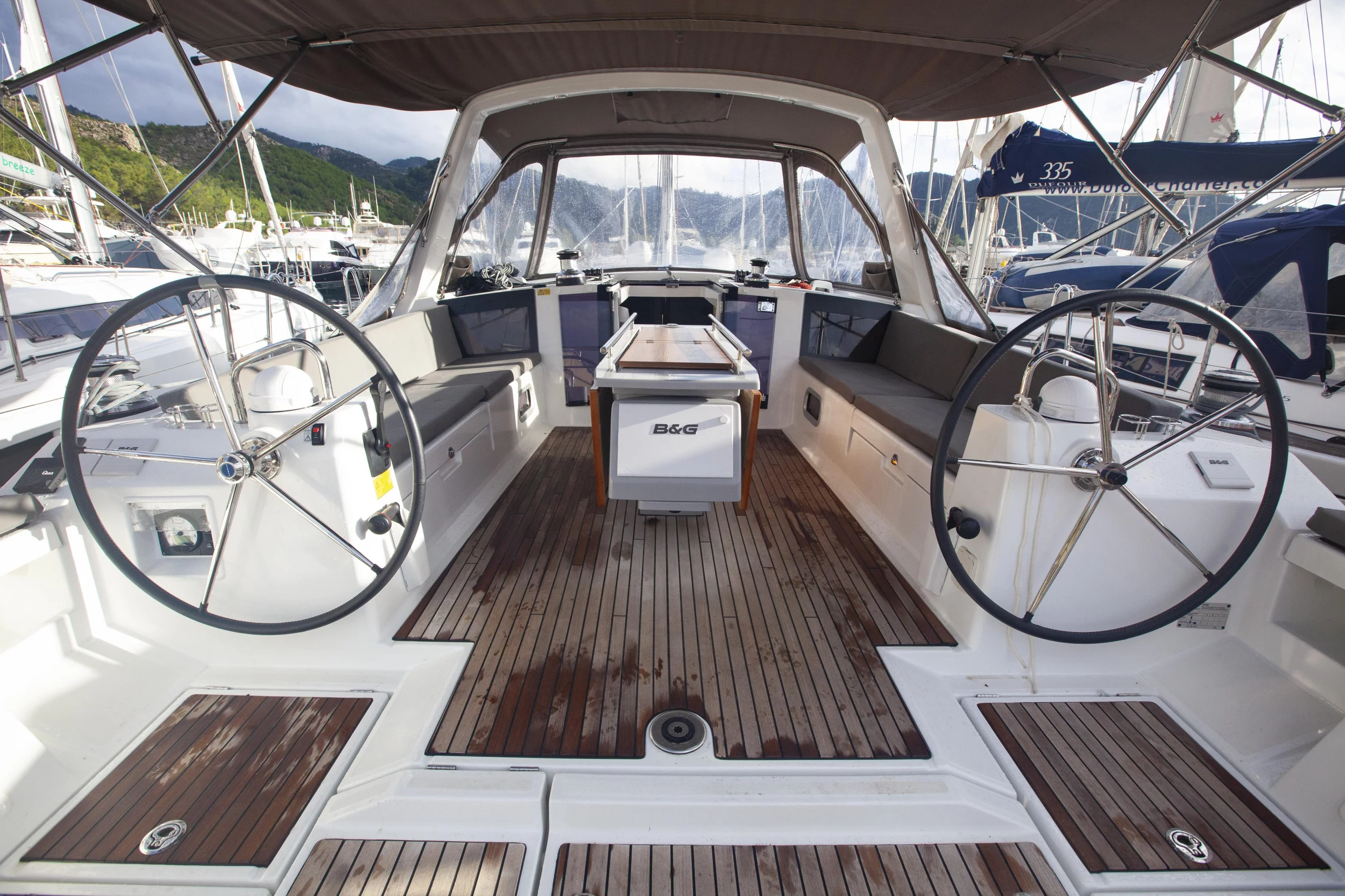 Oceanis 45 (Hande) Cockpit - 6