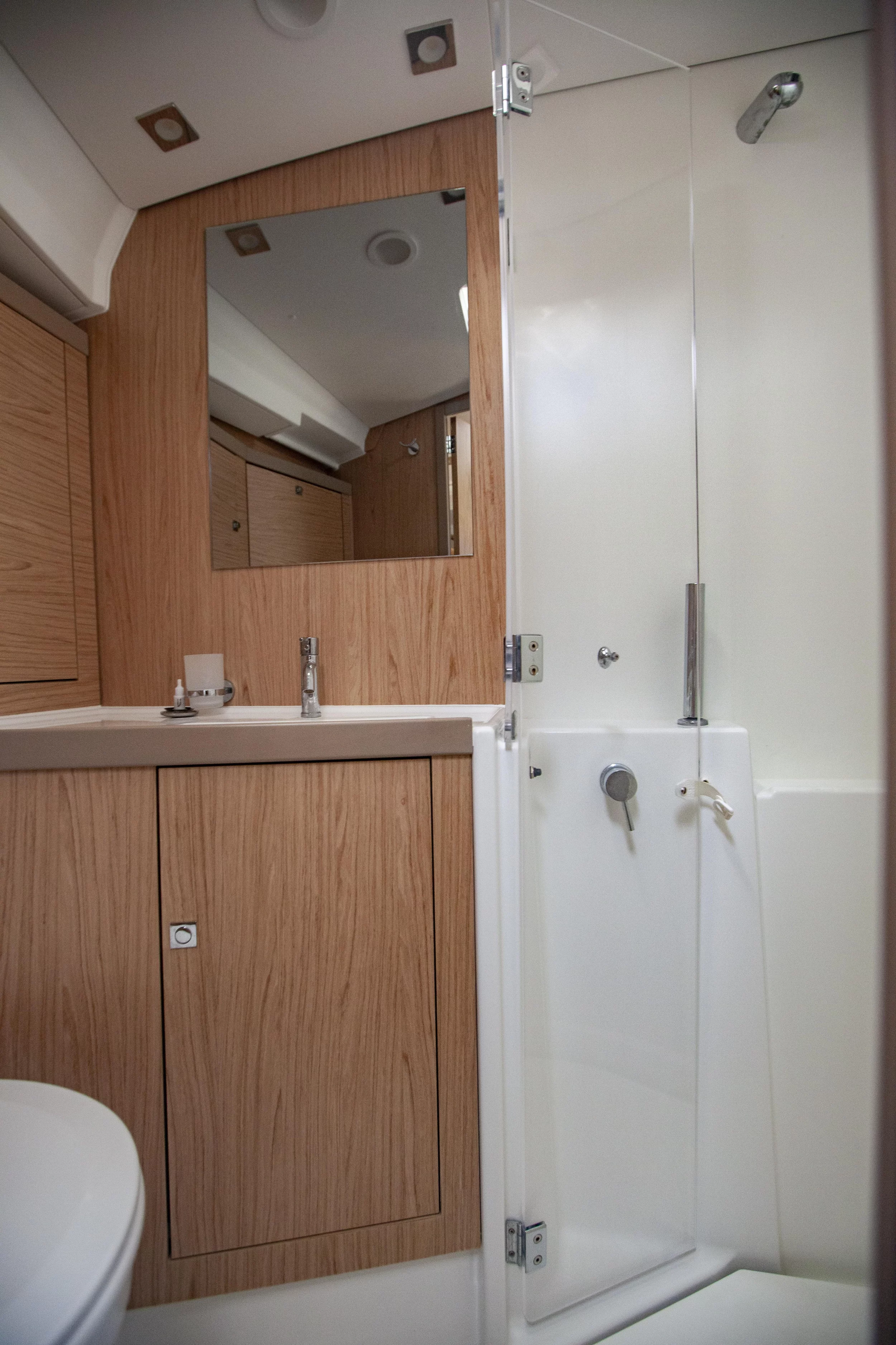 Oceanis 45 (Hande) Front WC - 1