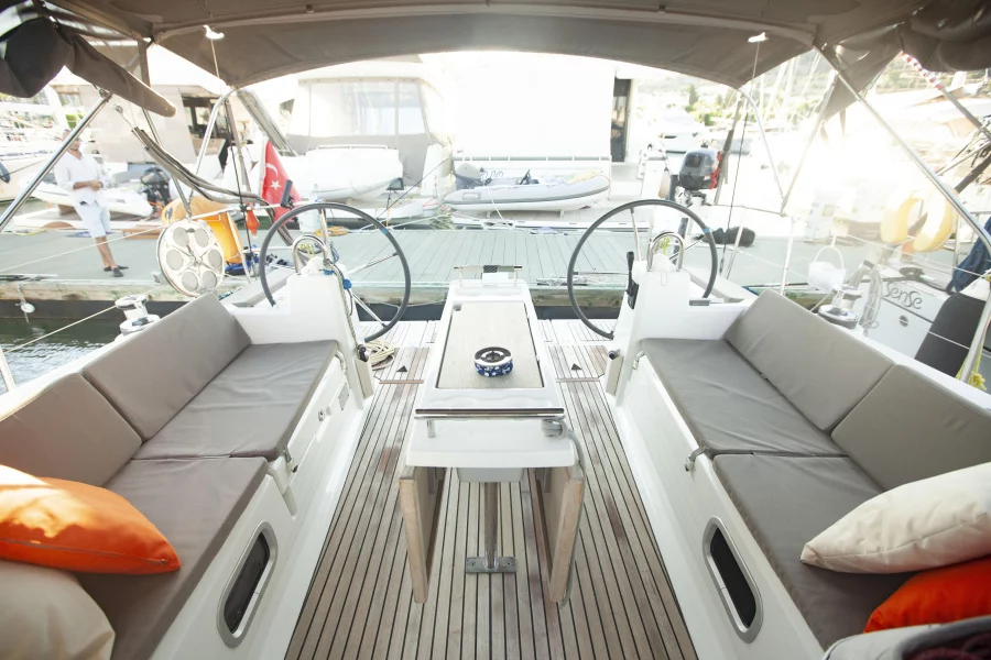 Oceanis 38 (Vientos) Cockpit - 12