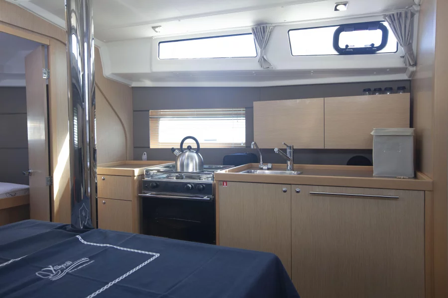 Oceanis 38 (Vientos) Galley - 5