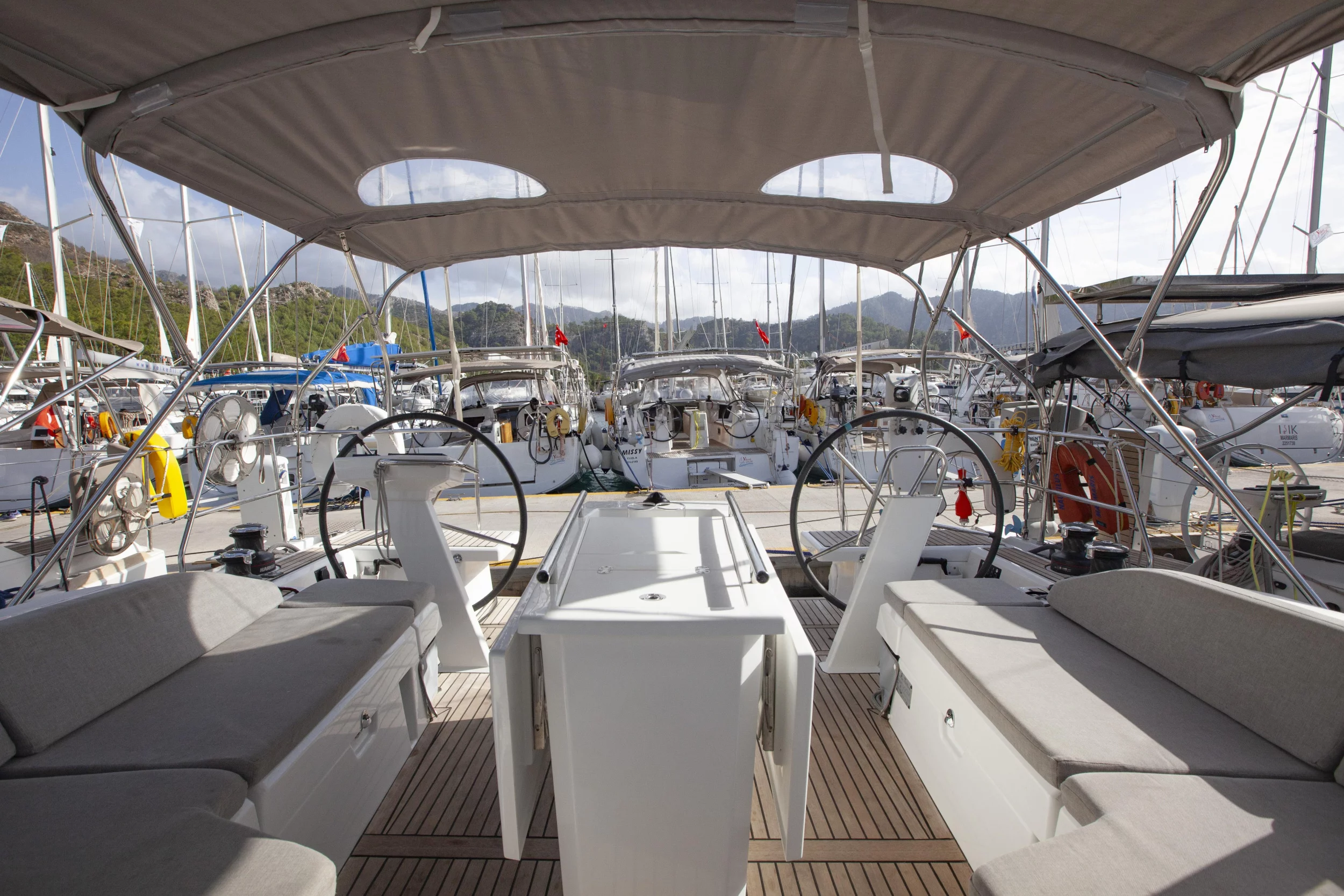 Oceanis 46.1 (BreezY) Cockpit - 14