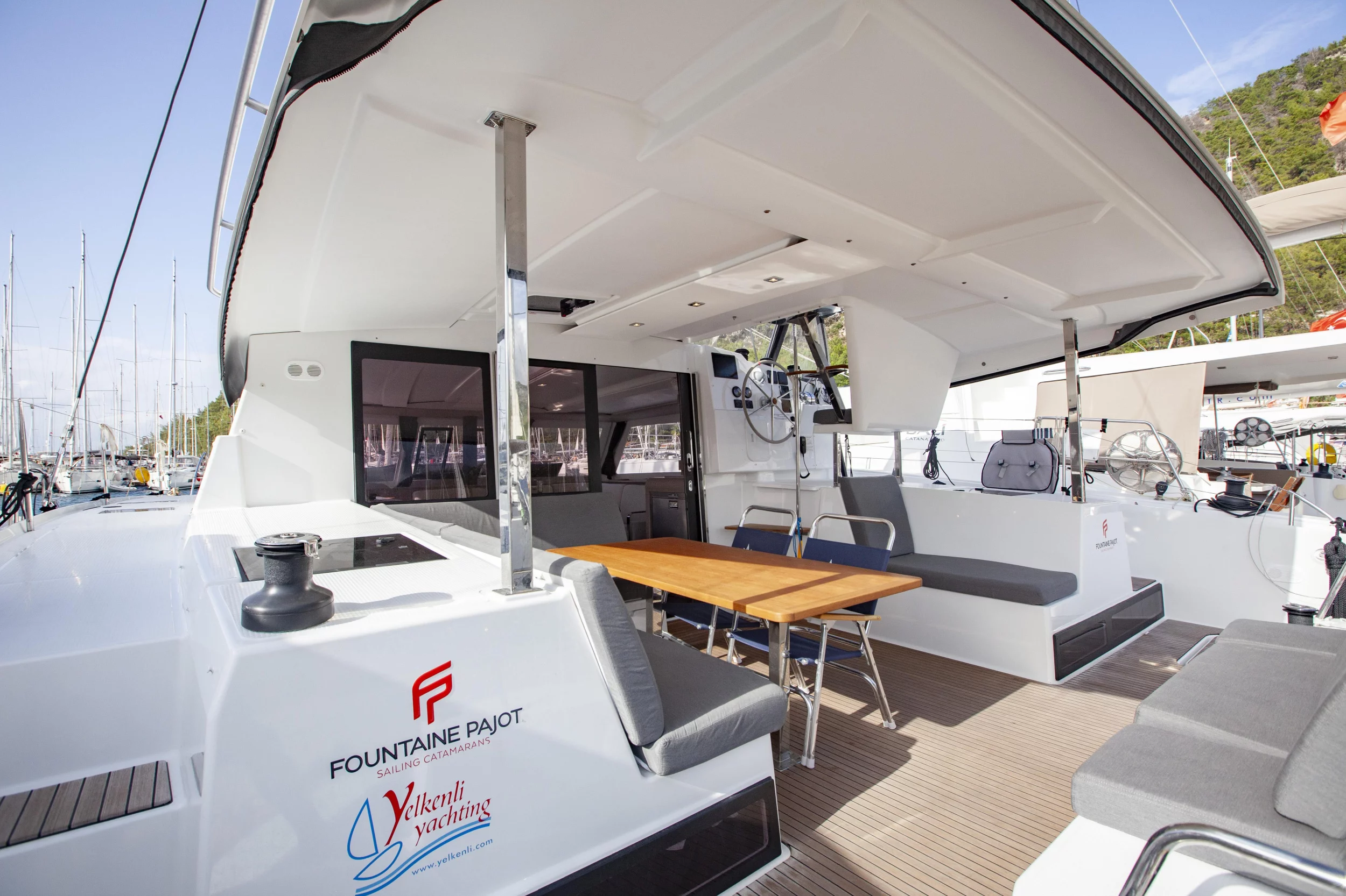 Isla 40 (Serenita) Cockpit - 5