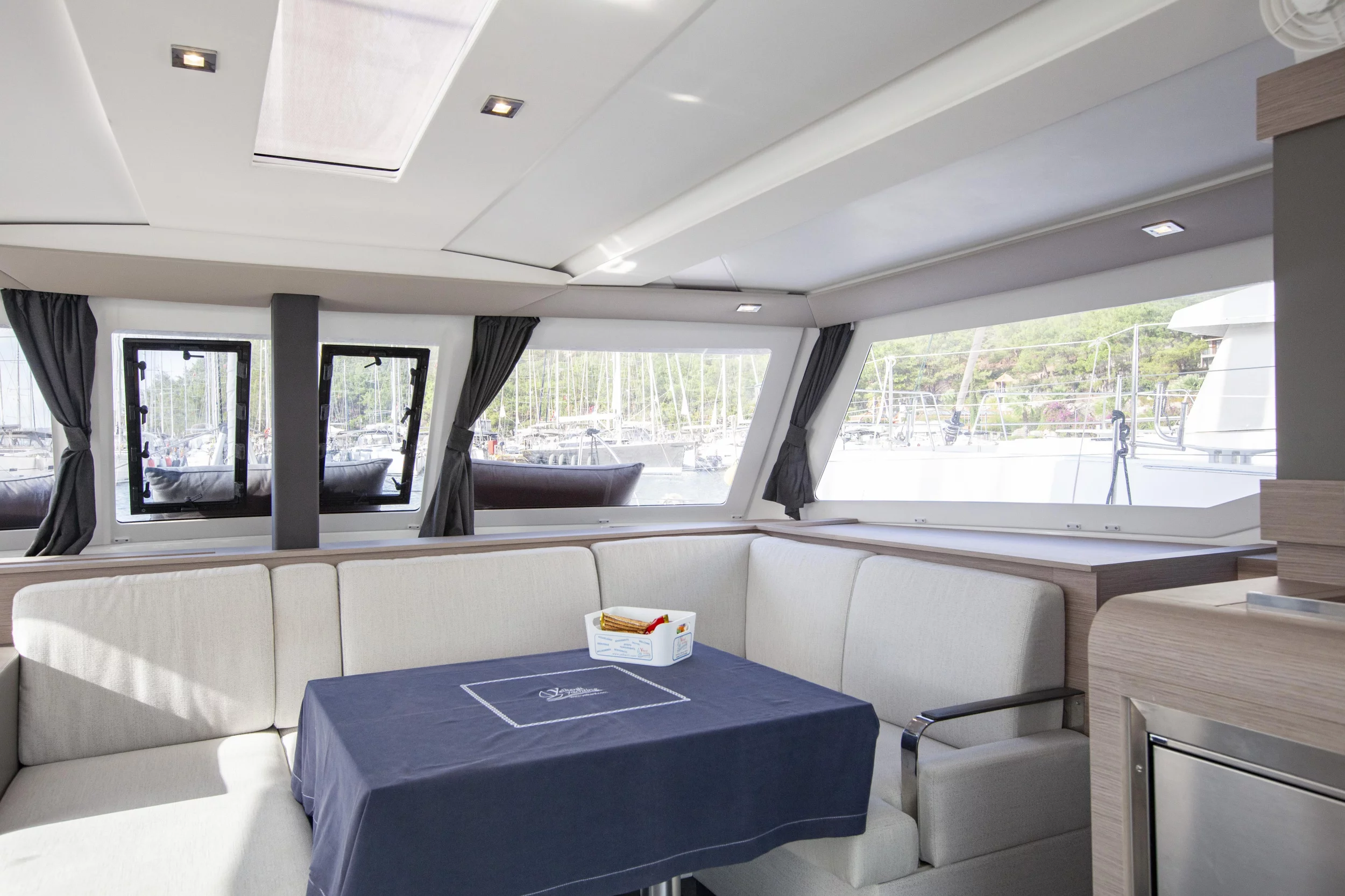 Isla 40 (Serenita) Saloon - 12