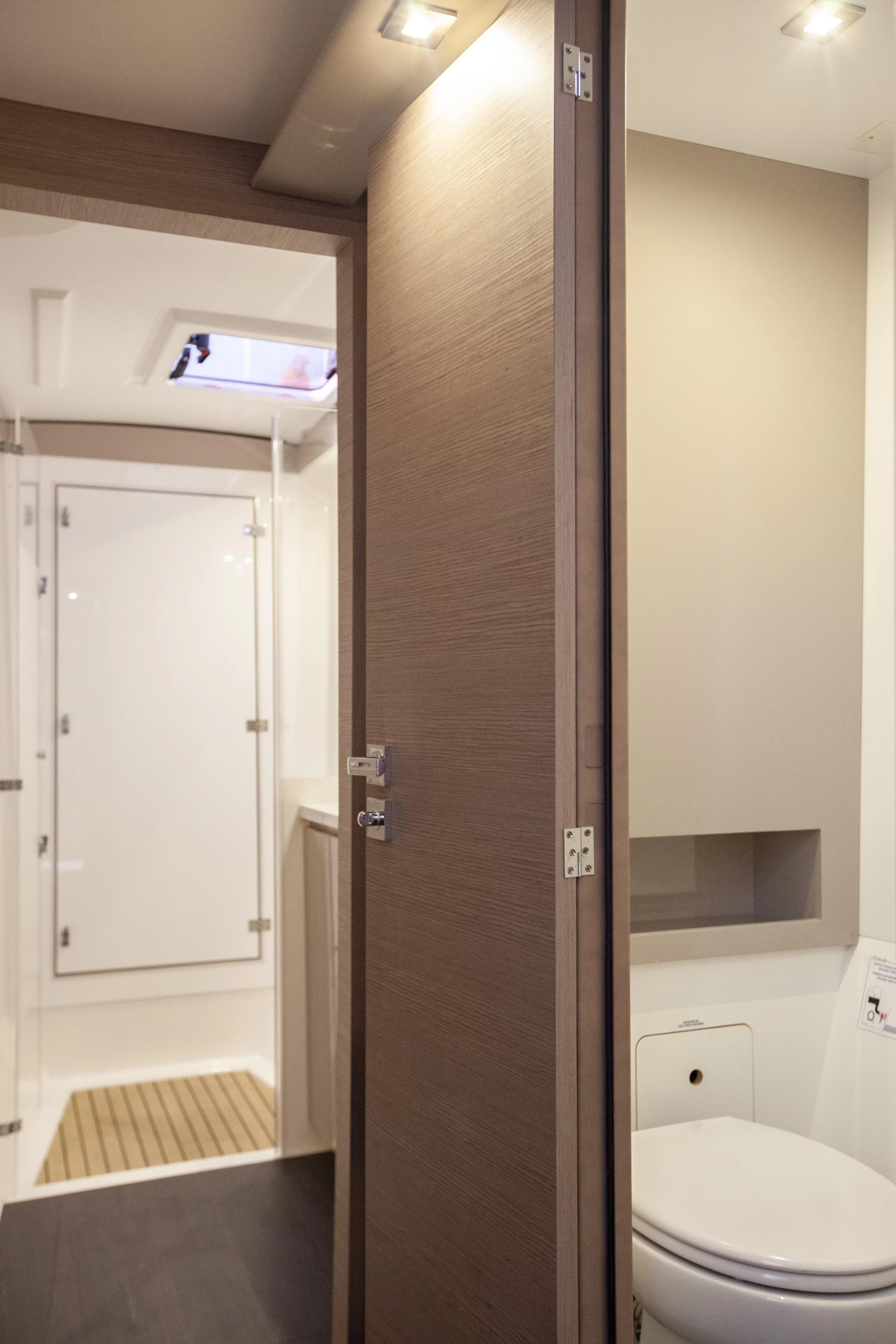Isla 40 (Serenita) WC (starboard side) - 1