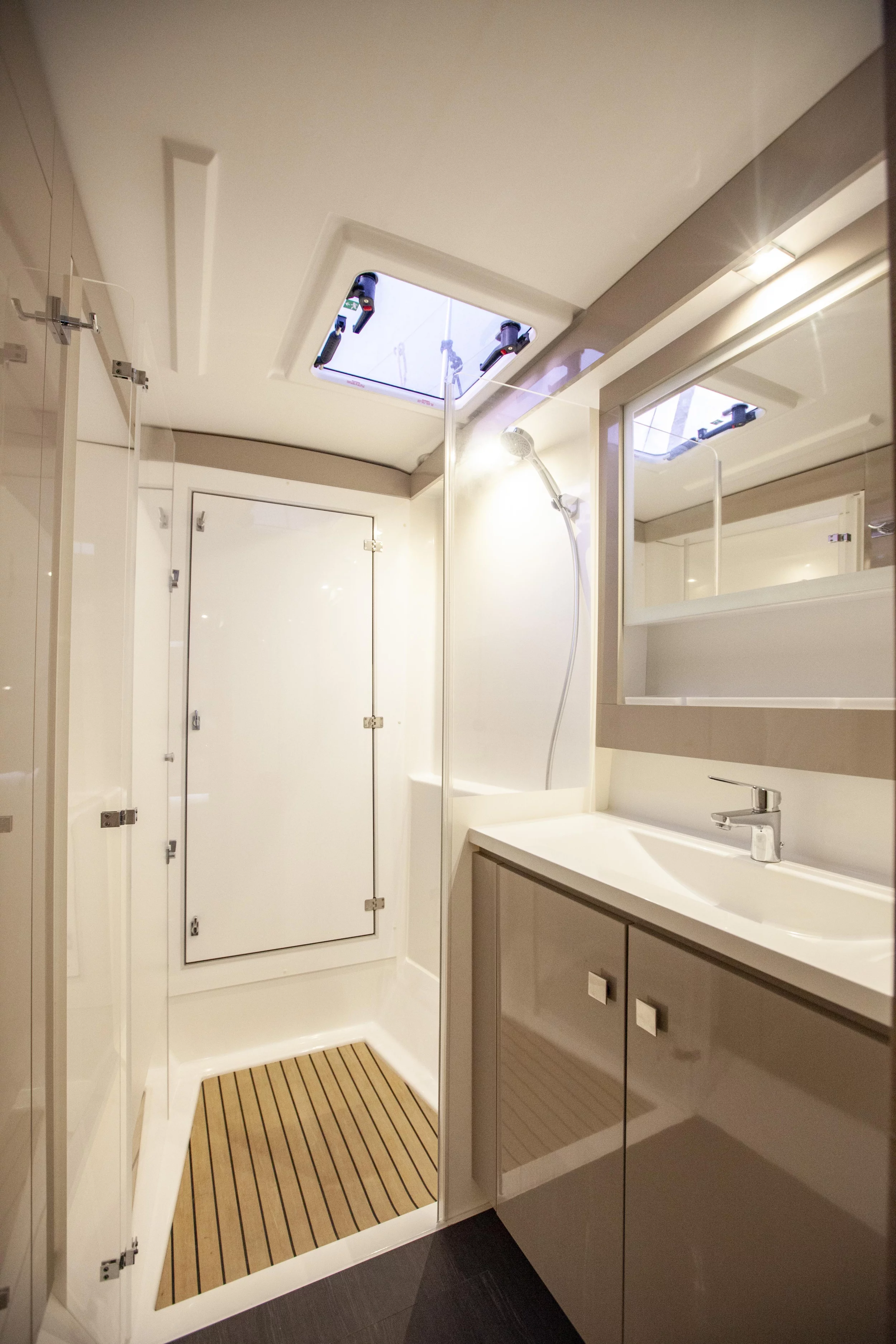 Isla 40 (Serenita) Shower (starboard side) - 6