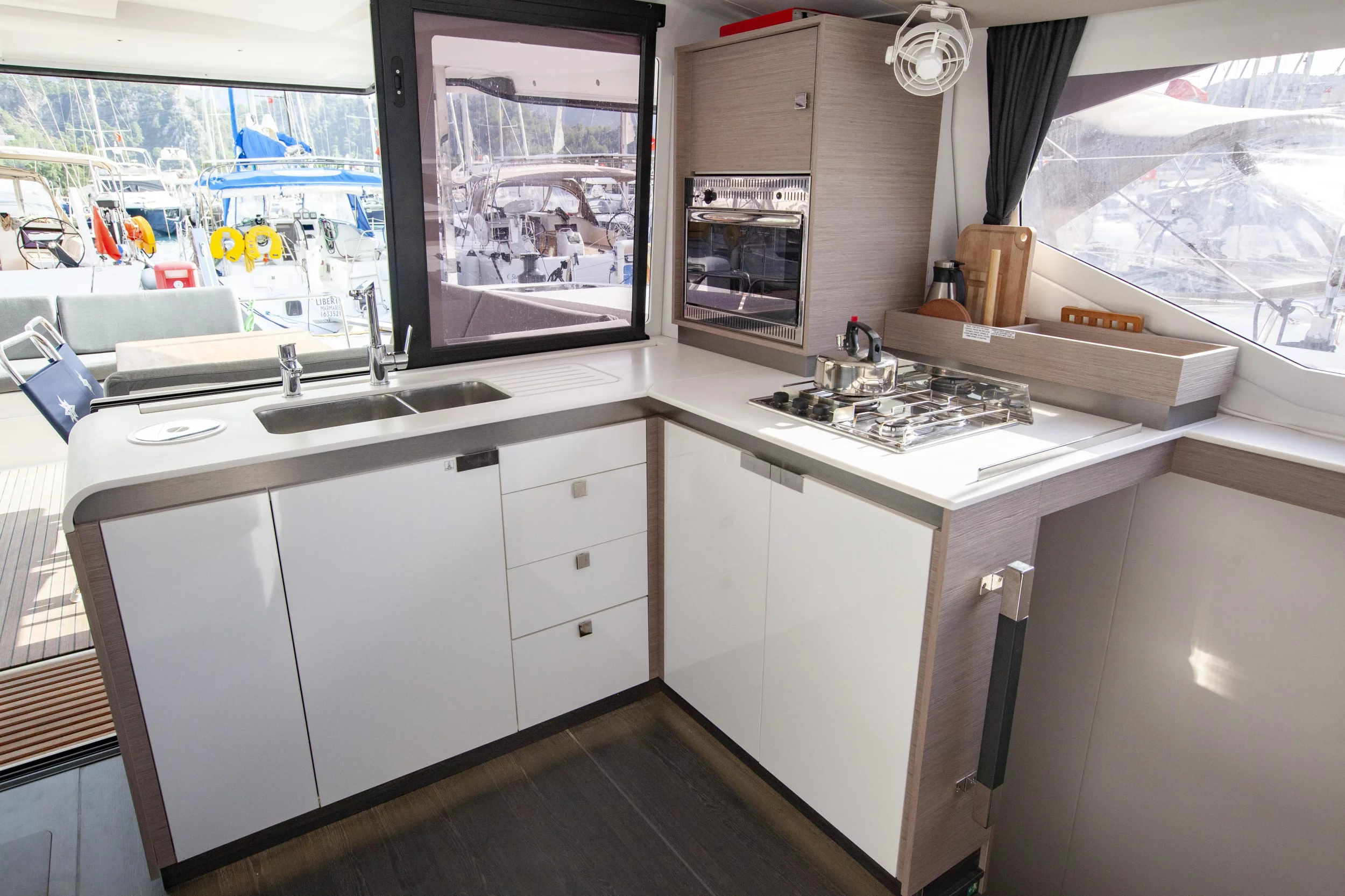 Isla 40 (Serenita) Galley - 3