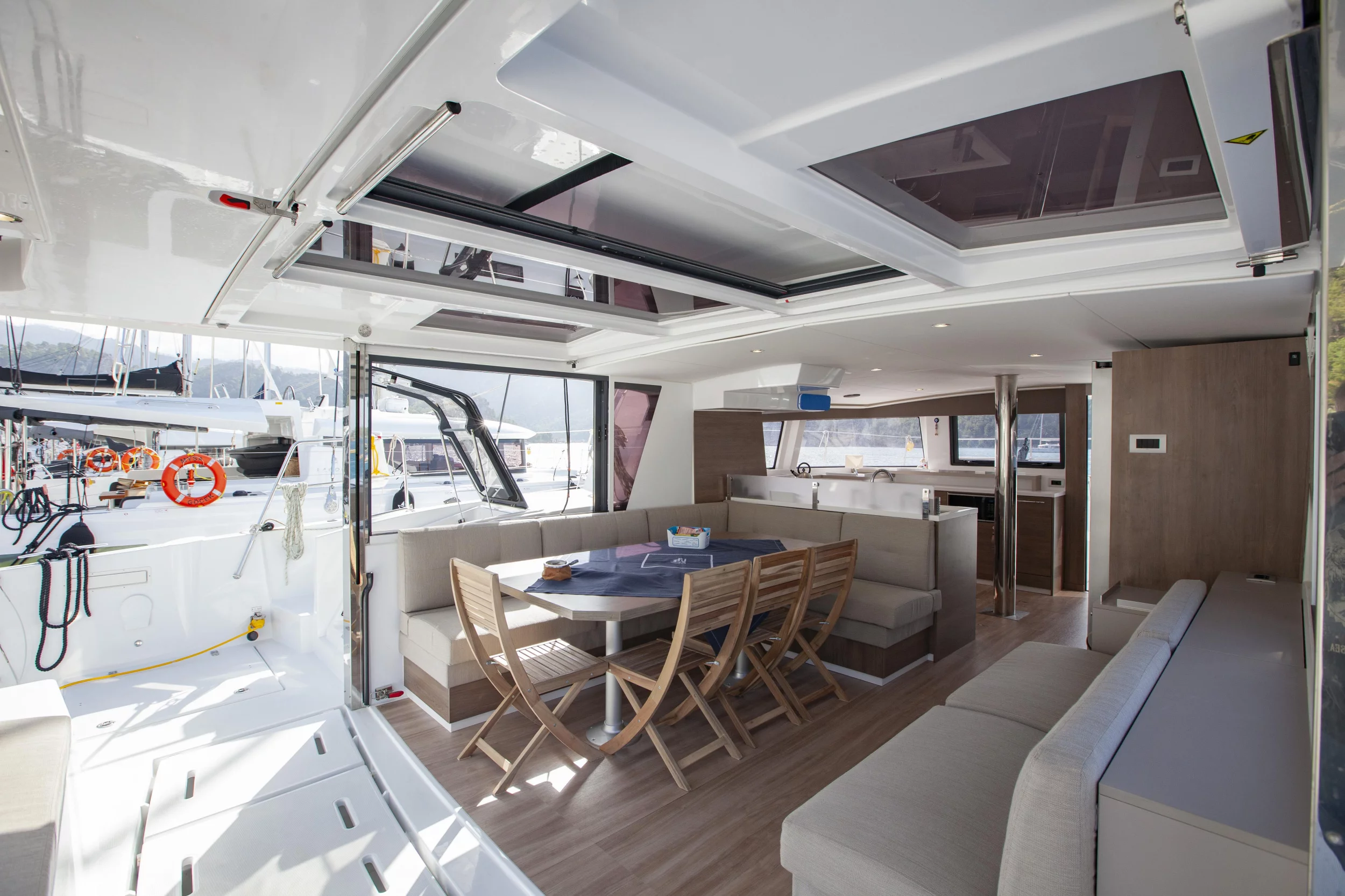 Bali 4.6 (Rhapsody in Blue) Saloon - 2