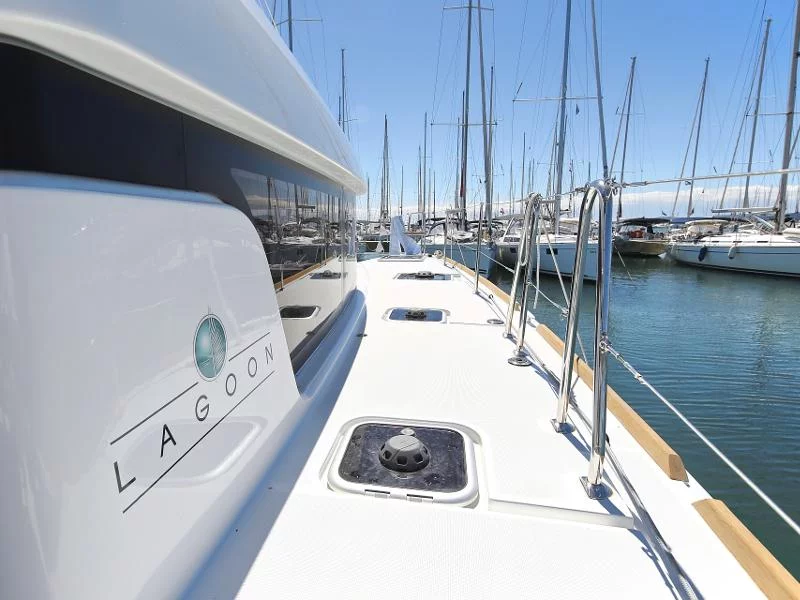 Lagoon 39 (GIN TONIC)  - 38