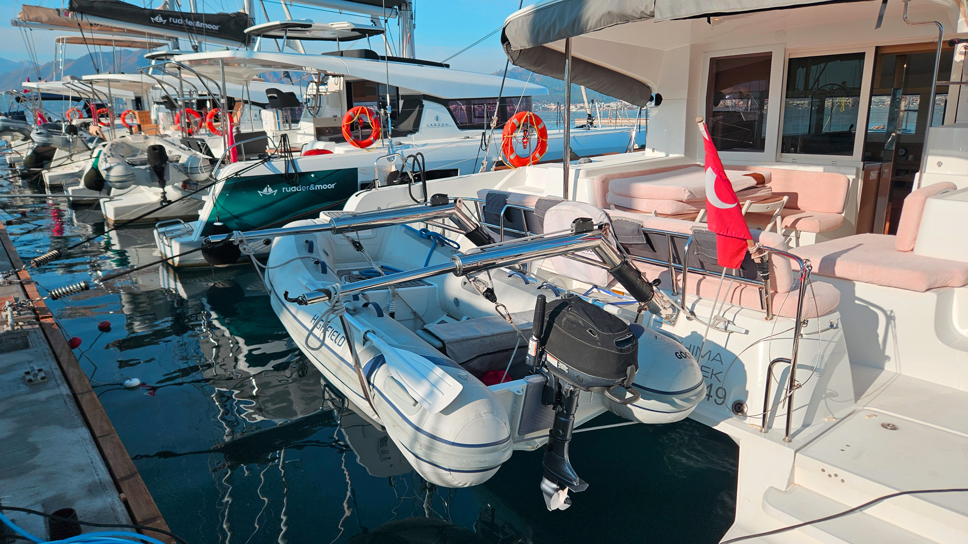 Lagoon 40 — photo 3