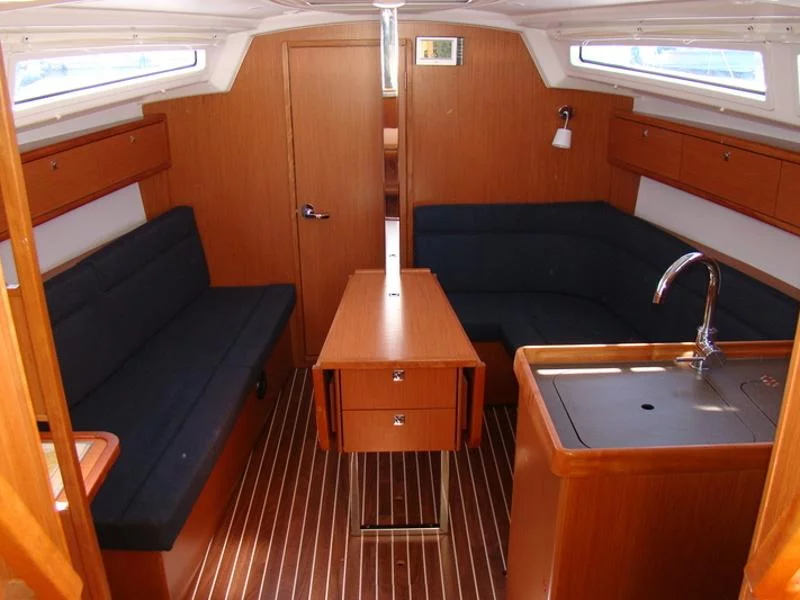 Bavaria 33 Cruiser ((1682 BG)) Interior image - 1