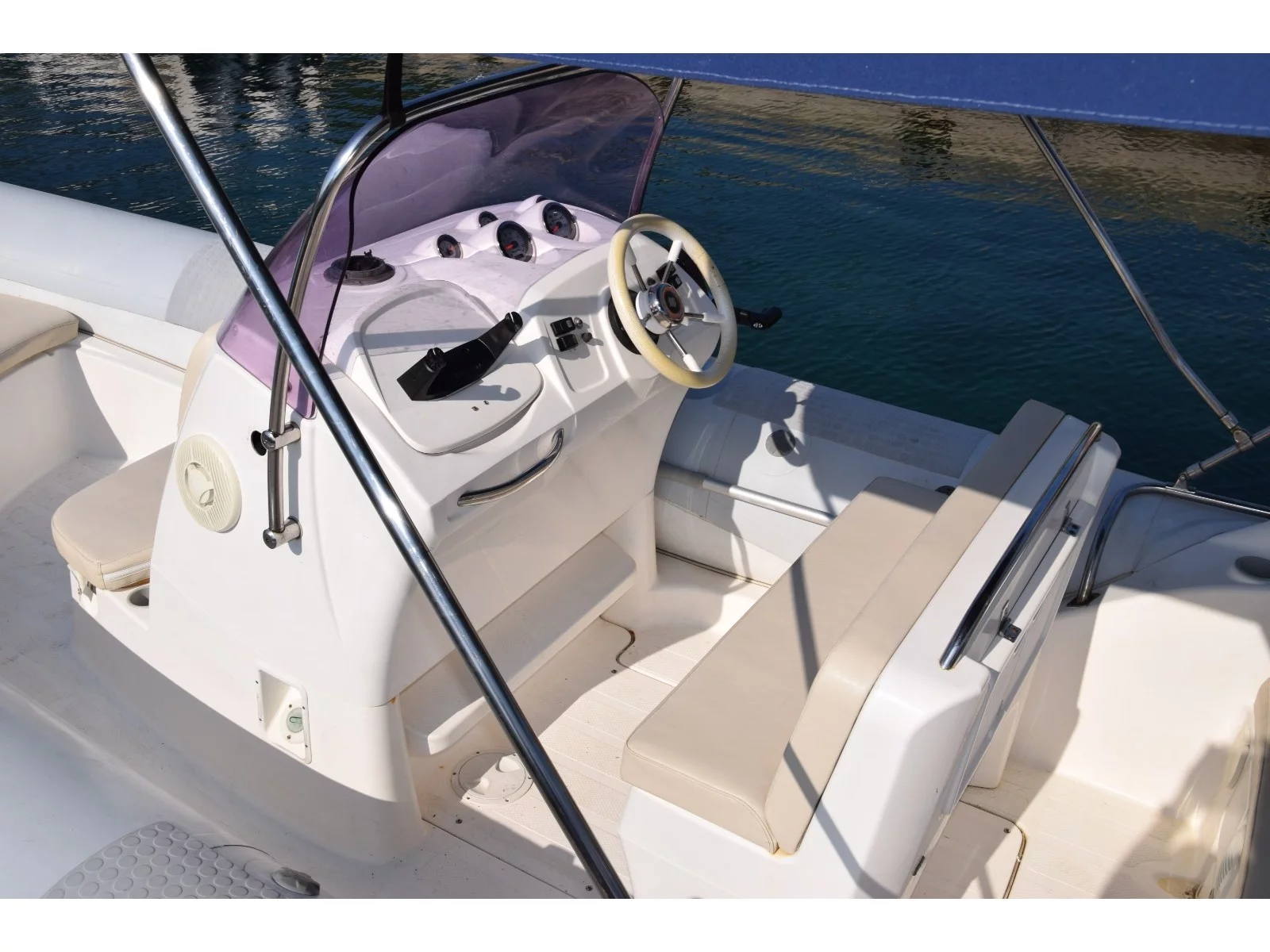 Brig Eagle 645 (Sunshine) Interior image - 8