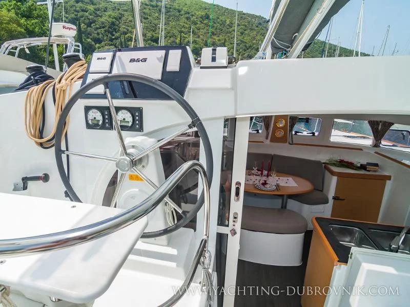 Lagoon 380 (Gratia)  - 7
